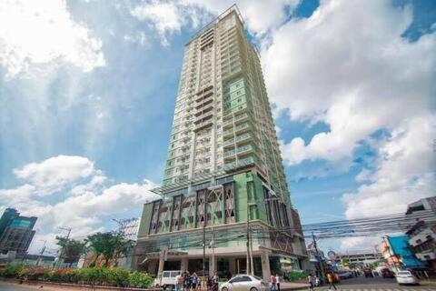 Sunvida Tower Residences Infront Of Sm City Cebu Stadt Exterior foto